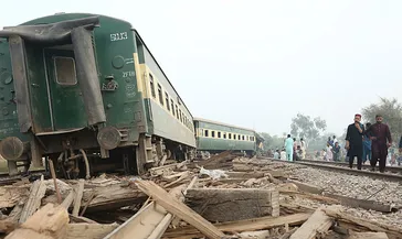Pakistan’da tren raydan çıktı! 5 ölü