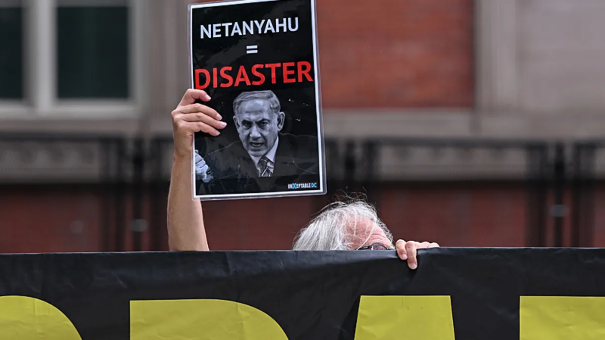 ABD’de protestocular Netanyahu’nun yemek yediği otele baskın düzenledi ABD’de protestocular Netanyahu’nun yemek yediği otele baskın düzenledi