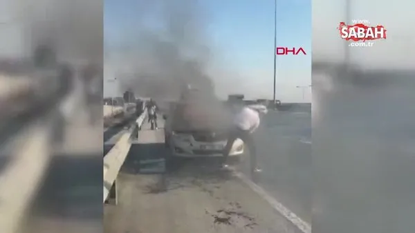 Arnavutköy'de yanan otomobili yoldan geçen itfaiye eri söndürdü | Video