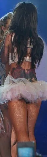 Cheryl Cole yeni gülleriyle sahnede...