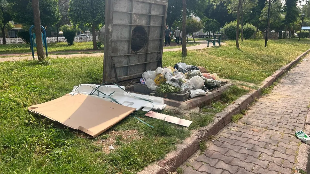 Arızalı çöp konteyneri ve belediyenin 'çözüldü' mesajını gösteren görsel.