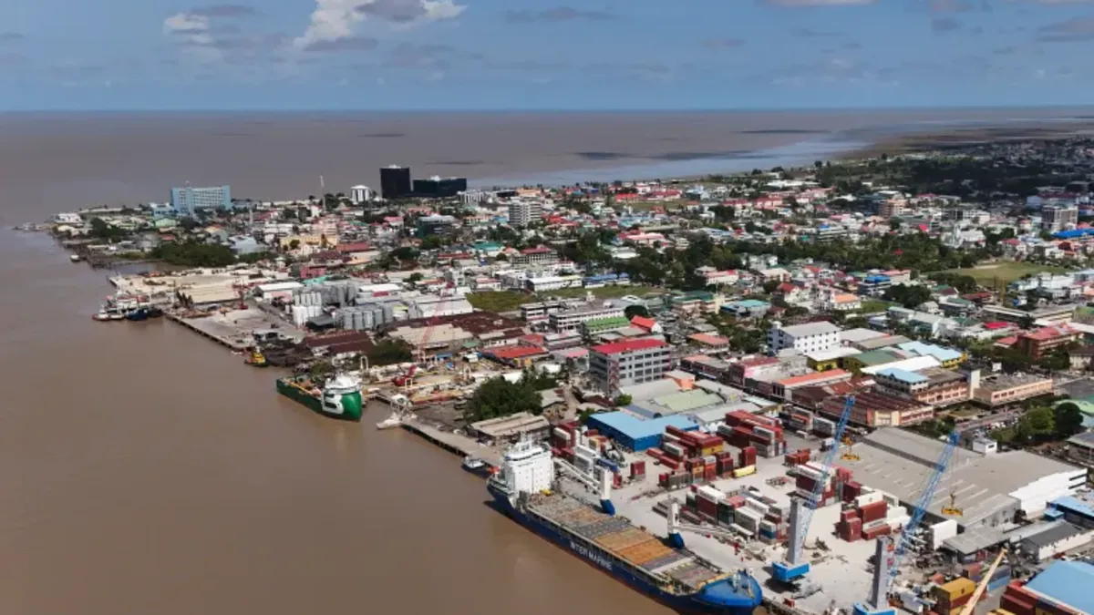 Guyana'da alabora olan feribot teknesinin arama kurtarma çalışmaları.