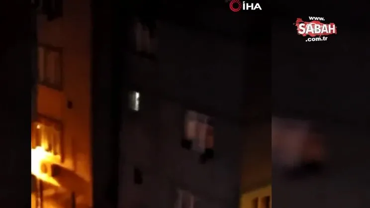 Çatı katındaki yangında mahsur kalanlar canlarını hiçe sayarak aşağıya böyle atladı | Video