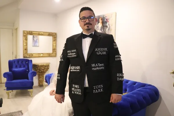 denizlide-hayrete-dusuren-olay-gorenler-bir-daha-bakti-damat-degil-yuruyen-reklam-panosu-1778405744093.jpg