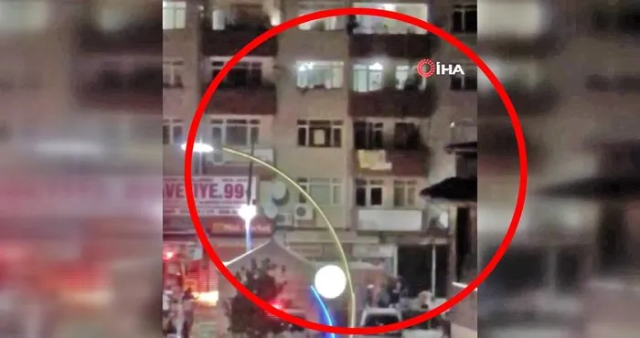 Son dakika haberi: Sakarya’da dehşet! 4 kattan aşağıya atlayan kadın kamerada | Video