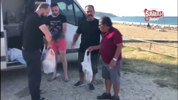 Plaj işletmecisi, gördüğü manzarayla şok oldu, uyandırıp çöpleri tek tek temizletti | Video
