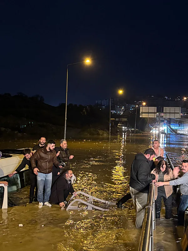 Yardım çalışanları gençleri kurtarıyor