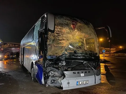 Bursa’da Kamilkoç firmasına ait otobüs tıra arkadan çarptı, muavin sıkışarak yaralanırken 20 yolcu ölümden döndü