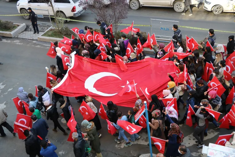 SON DAKİKA HABERİ: Hakkari'de bayraklı protesto! Kadınlardan Diyarbakır annelerine destek...