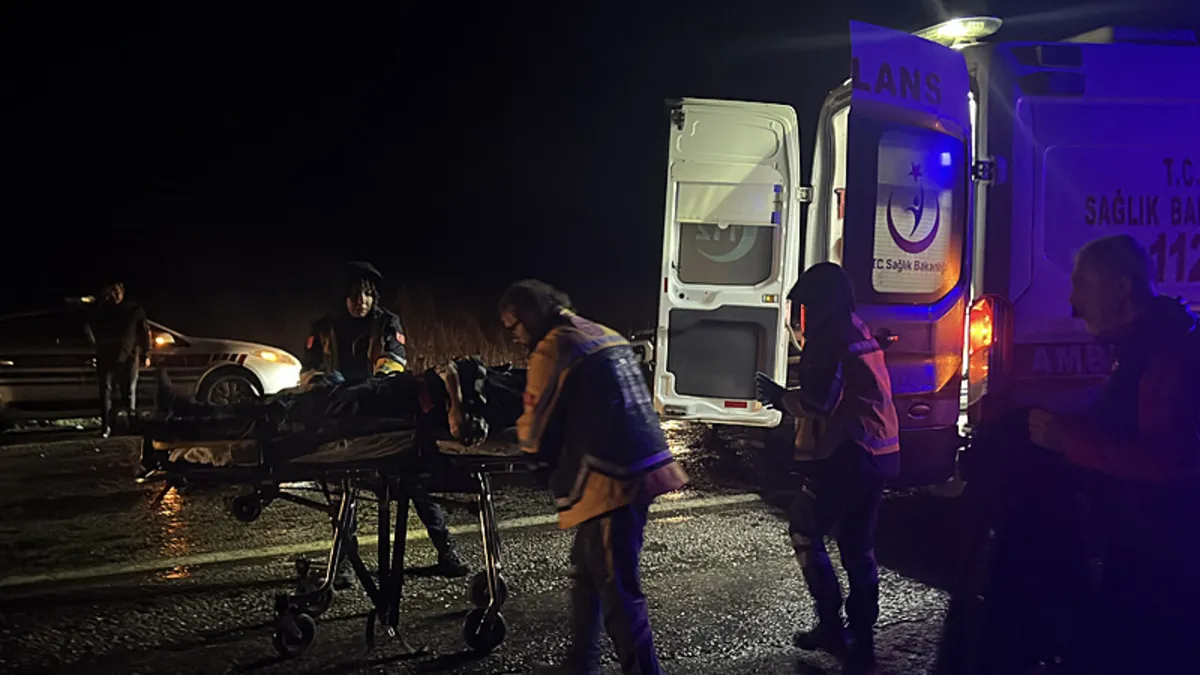 İşçi servisi ile otomobilin çarpıştığı kazada 4 kişi yaralandı İşçi servisi ile otomobilin çarpıştığı kazada 4 kişi yaralandı