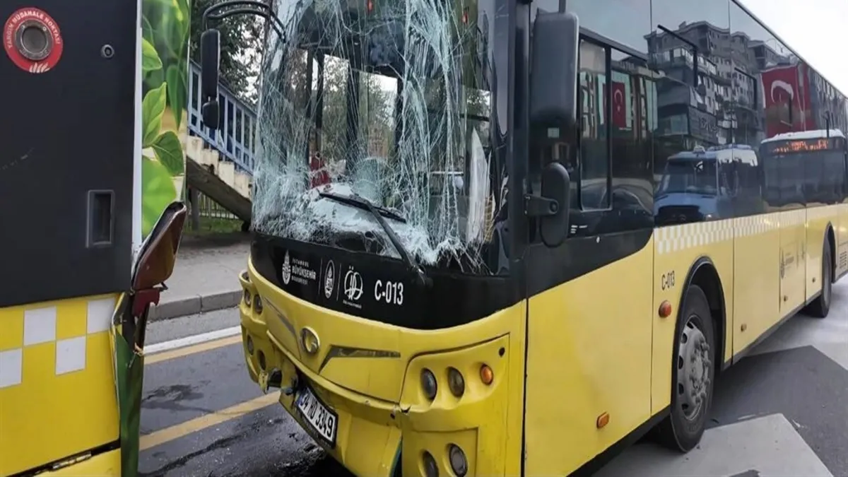 Üsküdar'da 2 İETT otobüsü çarpıştı: 4 yaralı