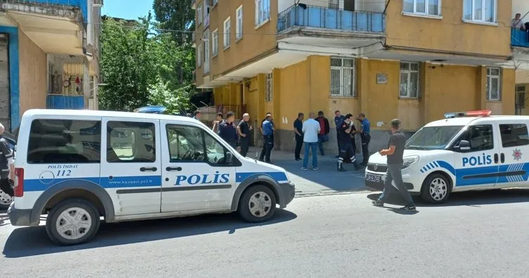 Kayseri’de kocasının bıçakla rehin aldığı kadını polis kurtardı