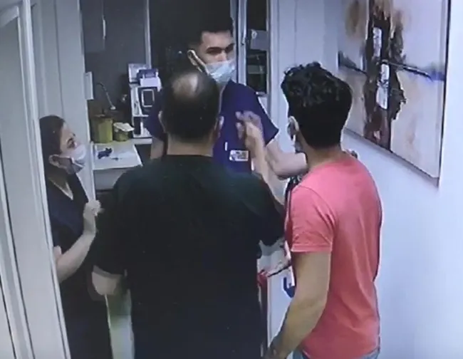 bu-kadarina-da-pes-hemsire-ile-doktora-yumruk-atti-1621500748353.jpg Kocaeli’de hastanede dehşet! Hemşire ve doktora saldırdı - 2