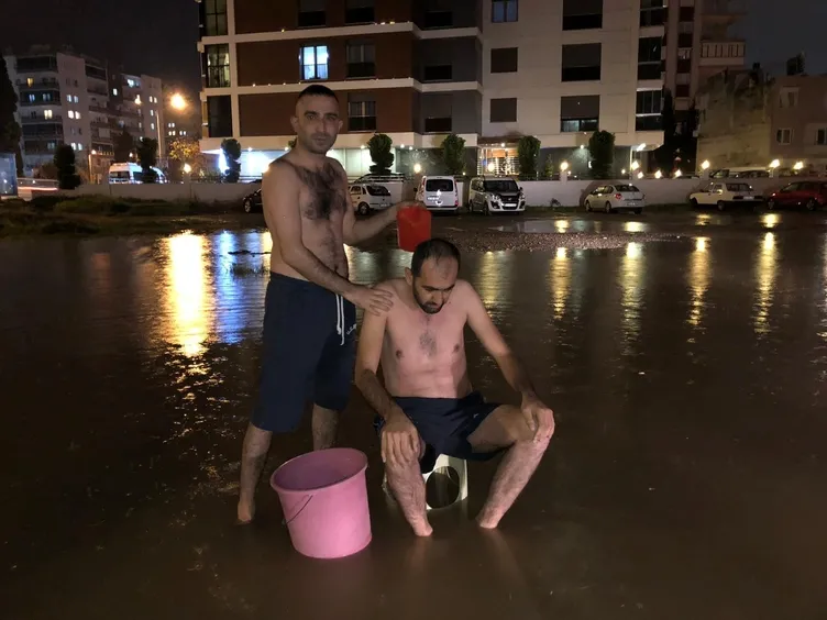 İzmir'de su kesintisine dikkati çekmek için yağmur suyuyla sokakta yıkandılar