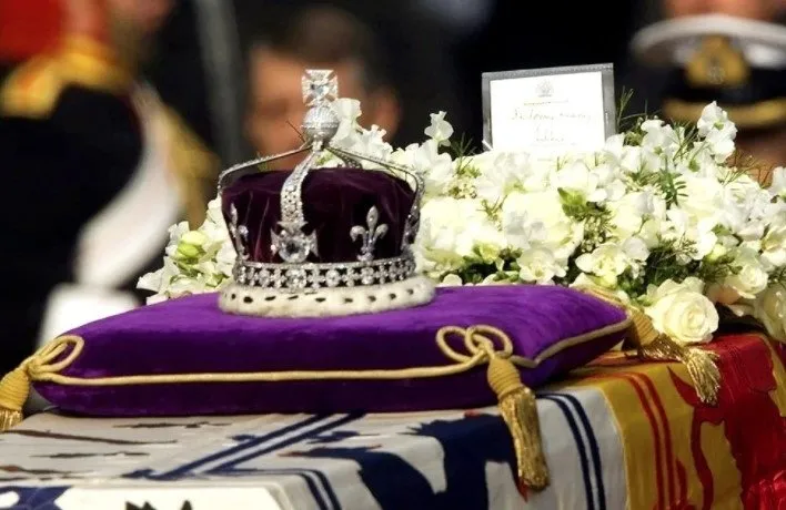 Elizabeth’in mücevherleri kime kalacak? Yeni Kraliçe Camilla’nın takacağı taçtaki Osmanlı detayı