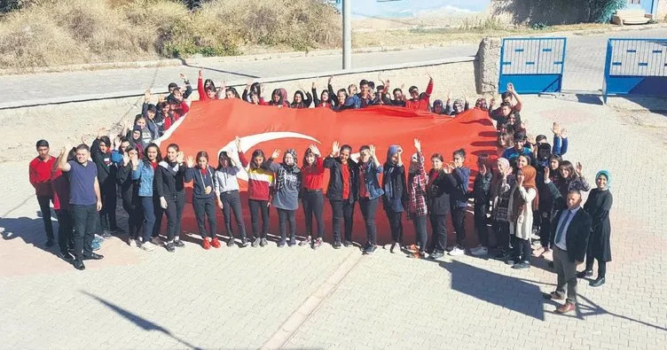 Öğrencıler dev Türk Bayrağı açtı
