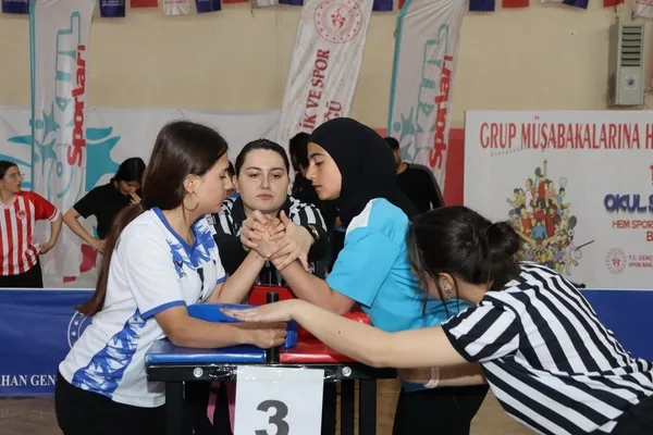 yildizlar-bilek-guresi-grup-musabakalari-ardahanda-basladi-1746553177347.jpg