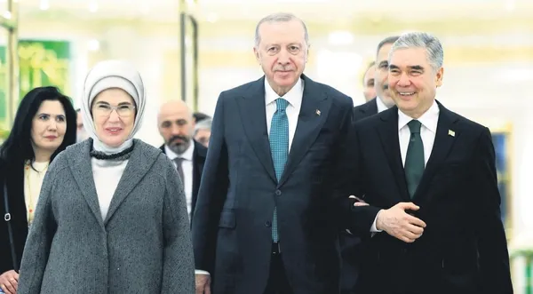 baskan-erdogan-turkmenistanda-liderler-tarafsizlik-anitina-celenk-birakti-1765514279271.jpeg