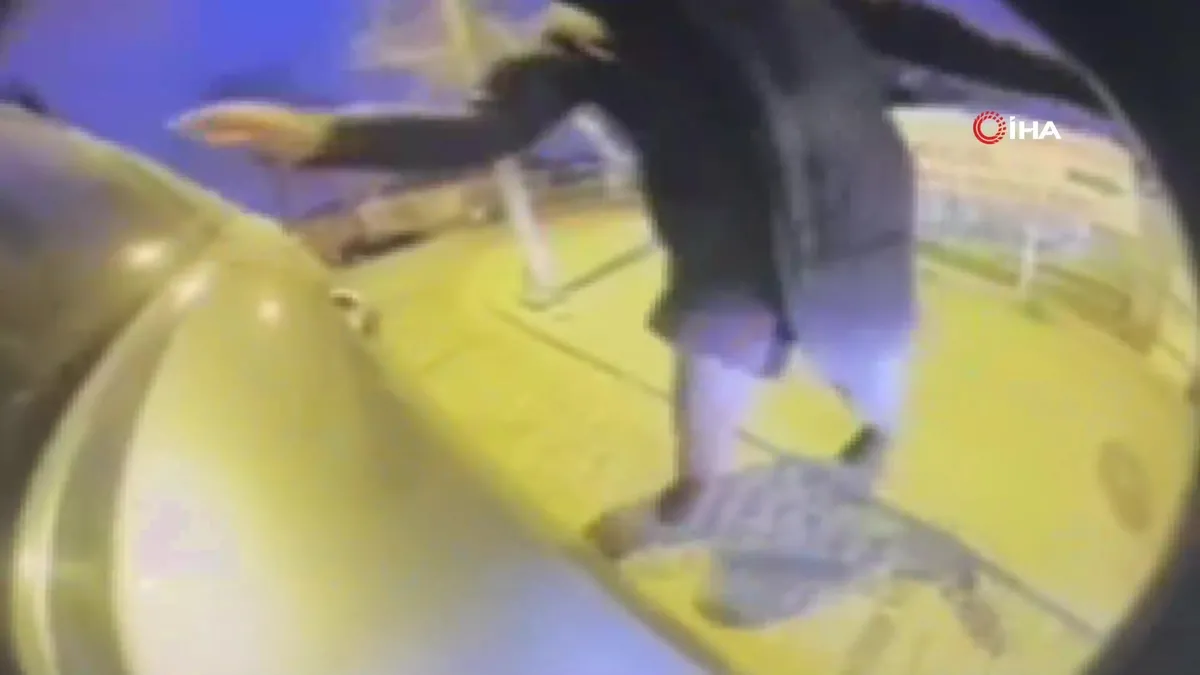 İstanbul Şişli’de araca saldıran sürücüye 192 bin 719 lira para cezası kesildi | Video videosunu izle İstanbul Şişli’de araca saldıran sürücüye 192 bin 719 lira para cezası kesildi | Video videosunu izle