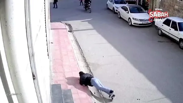 Sakar kapkaççı cep telefonunu çaldı, kaçmaya çalışırken düştü | Video