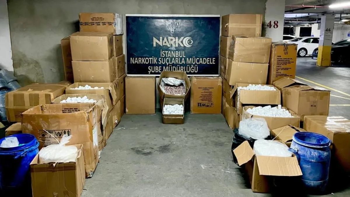 İstanbul’da zehir tacirlerine operasyon: 2 şüpheli gözaltına alındı İstanbul’da zehir tacirlerine operasyon: 2 şüpheli gözaltına alındı