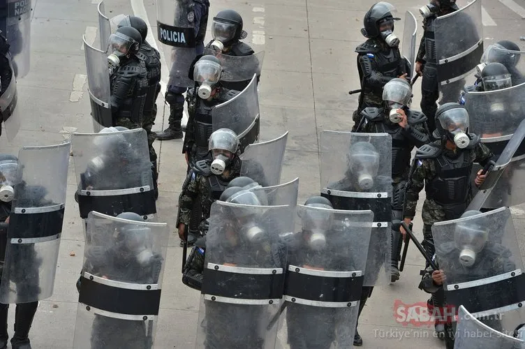 Honduras karıştı! ABD Büyükelçiliğinin kapısını ateşe verdiler