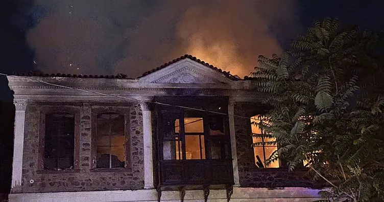 İzmir’de tarihi binada yangın: Mahsur kalan kadını ekipler kurtardı