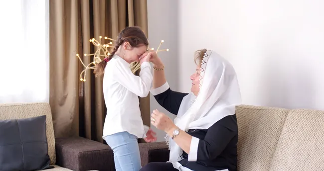 Rüyada Babanın Ve Annenin Elini Öpmek Ne Anlama Gelir? Rüyada Ölmüş