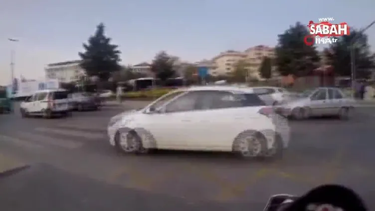 Otomobiliyle köpeğe çarptı sonra hiçbir şey olmamış gibi yoluna devam etti! O anlar kamerada...