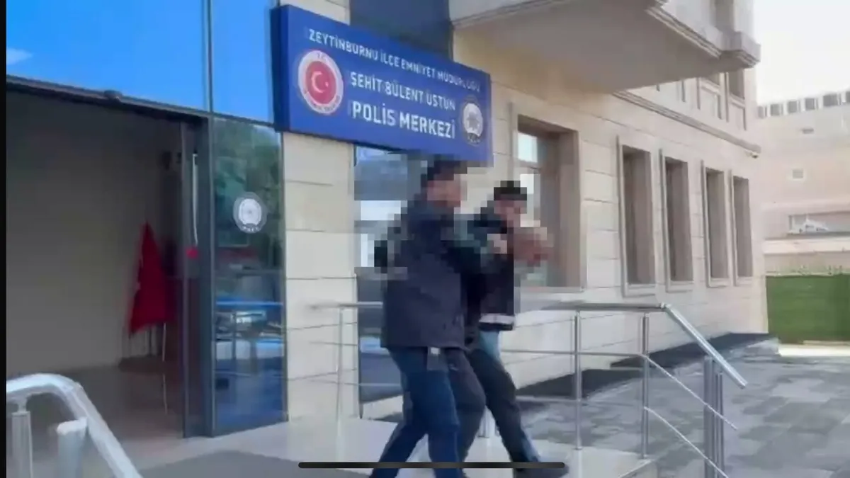 Parkta çadıra çarpan çocukları markete kadar takip edip dövdü: Olay anı kameralara yansıdı Parkta çadıra çarpan çocukları markete kadar takip edip dövdü: Olay anı kameralara yansıdı