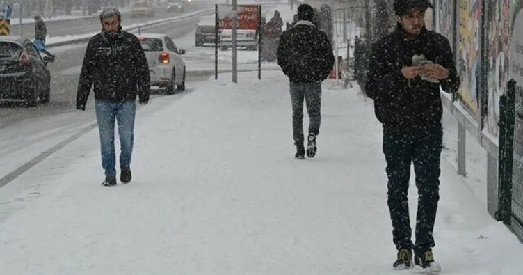 İstanbul sabah saatlerinde karla uyandı! Hava sıcaklığı 16 derece birden düştü