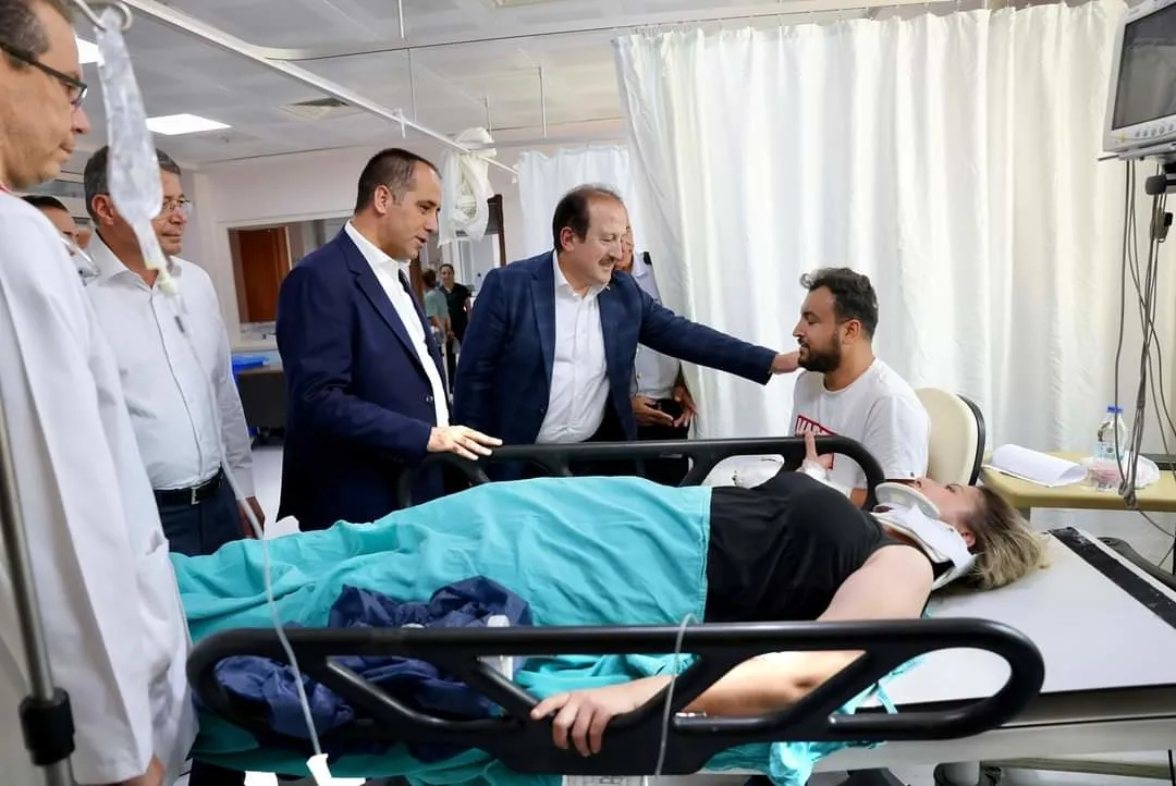 Mersin'deki işçi servisi kazasının ardından, Vali Pehlivan yaralıları ziyaret etti