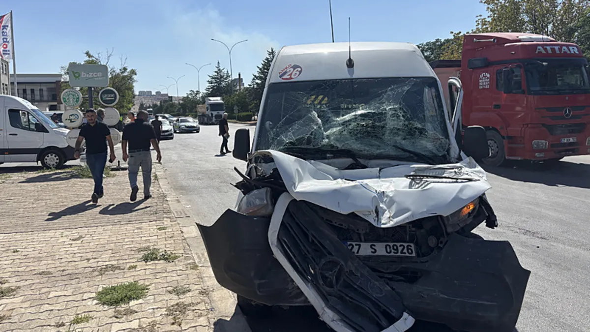 Gaziantep'te işçi servisi ile kamyonun karıştığı trafik kazası
