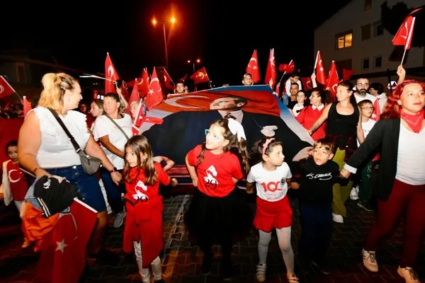 fethiyedeki-cumhuriyet-yuruyusu-coskulu-gecti-1730301045668.jpg