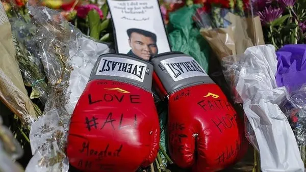Muhammed Ali son yolculuğuna uğurlanıyor.