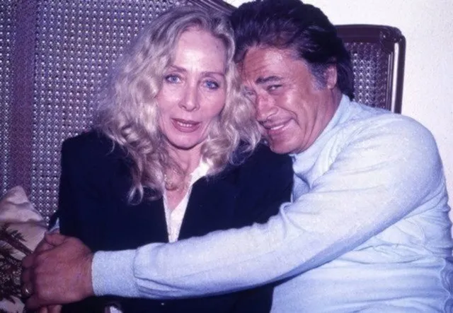 Dile kolay 55 yıl aynı yastığa baş koydular! Cüneyt Arkın ile eşi Betül Cüreklibatır’ın tanışma hikayesi filmleri aratmadı...