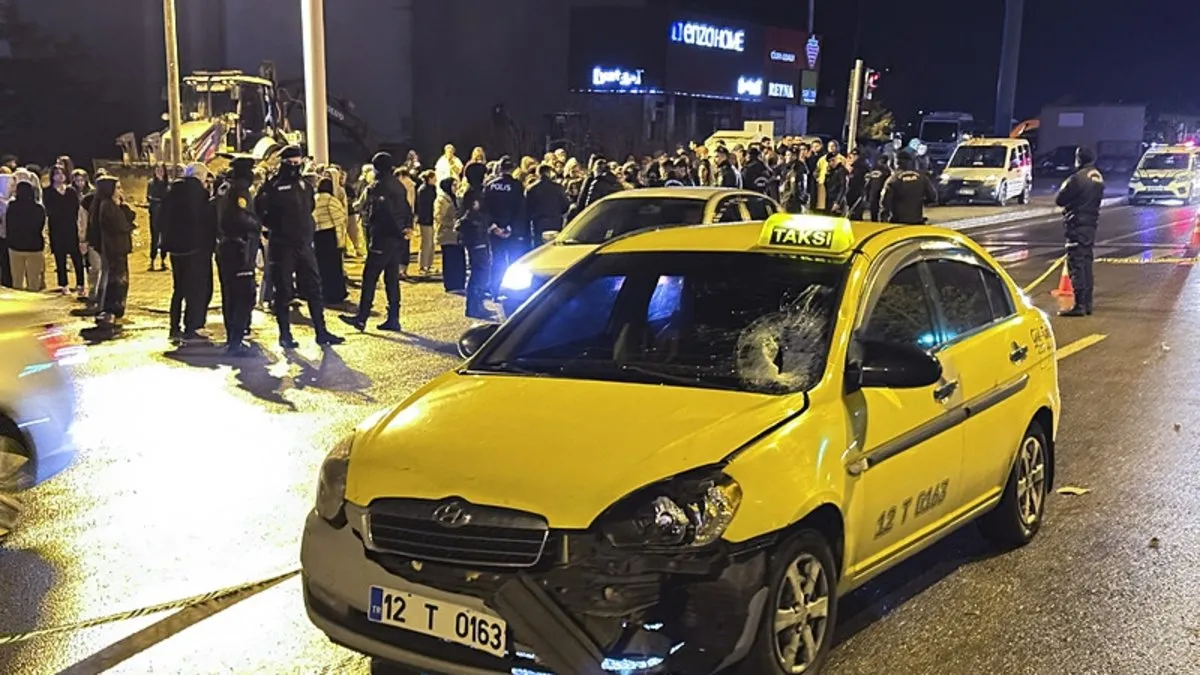 Karşıya geçmek isterken taksi çarptı: Üniversiteli kız ağır yaralandı!
