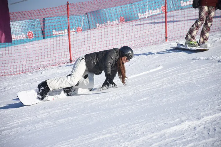 Ünlü oyuncu Ayşe Tolga düşe kalka snowboard öğrendi