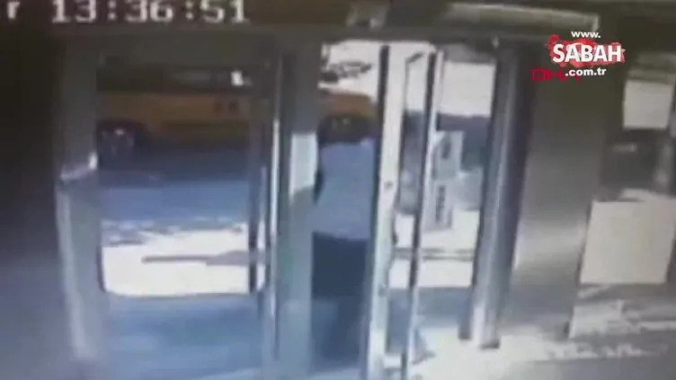 Antalya'da banka bir şubesinde 'Yaşlılara yol ver' dedi, çıkan tartışmada bıçaklandı! O anlar kamerada...