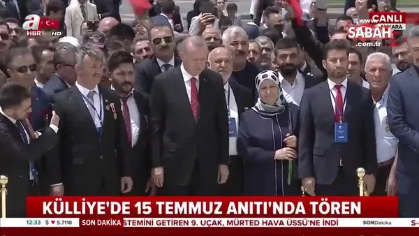 Cumhurbaşkanı Erdoğan, Cumhurbaşkanlığı Külliyesi'nde 15 Temmuz Anıtı'na çelenk bırakıp dua etti