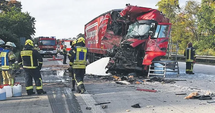 İki TIR otobanda birbirine girdi