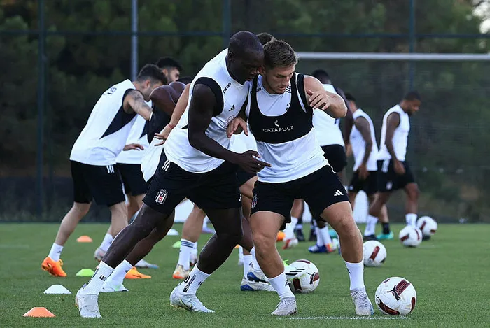 rebic-besiktas-ile-ilk-antrenmanina-cikti-1690830150646.jpg