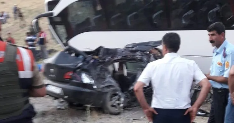 Van’da otobüs ile otomobil çarpıştı: 5 ölü, 18 yaralı