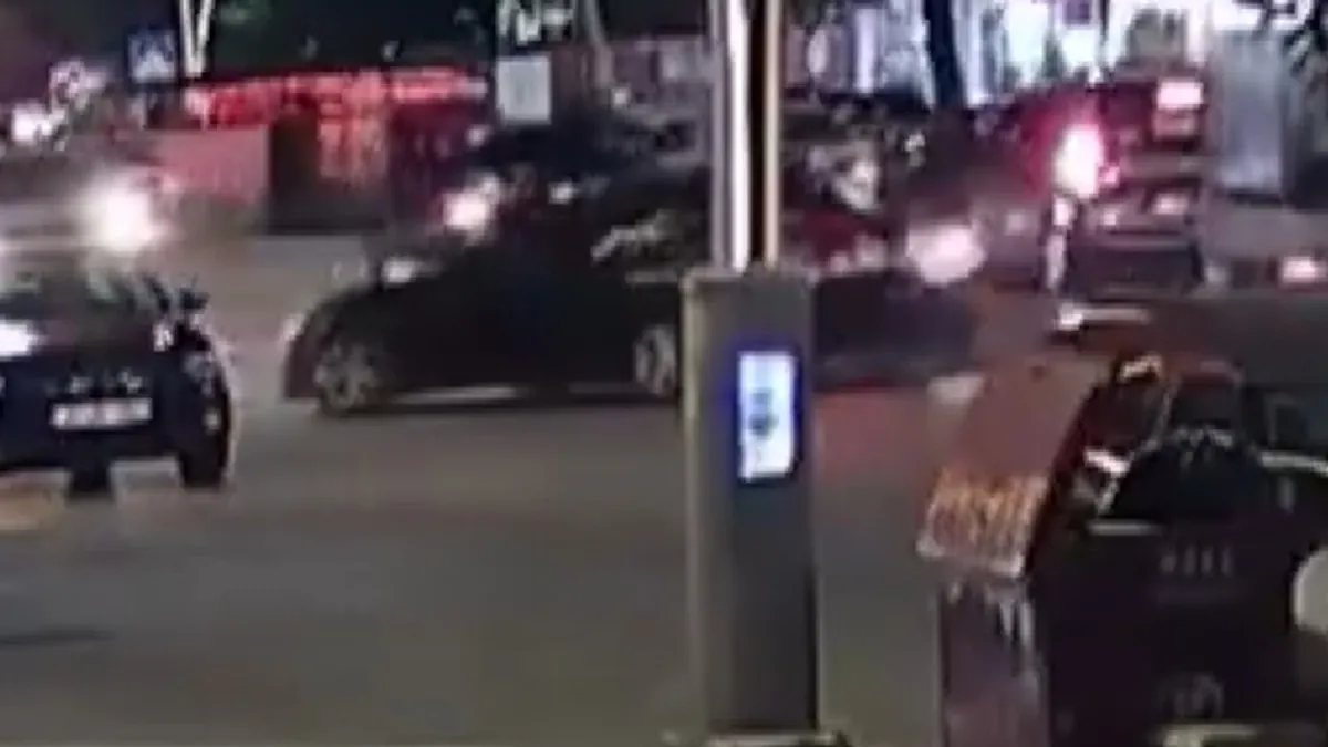 Dönüş yapmak isteyen otomobille çarpışan motosiklet sürücüsü yola böyle savruldu