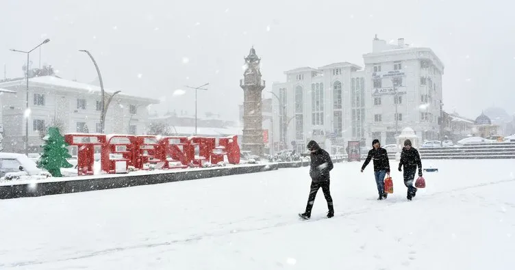 Baharı bekleyen Yozgat’a yarım metre kar yağdı