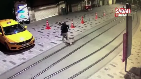 Taksim’de dehşet anları kamerada: İngiliz turisti bıçaklayıp gasp ettiler | Video