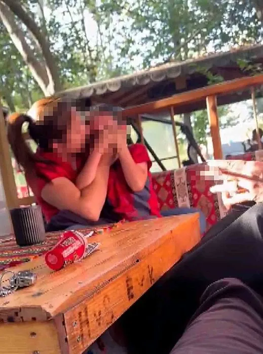 Görüntüler kan dondurdu: Cani anne ağlayan oğlunu susturamayınca defalarca vurdu! Sus nefesini keserim…