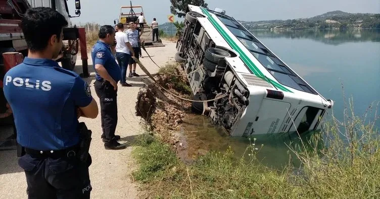 Adana’da yol çöktü: Otobüs göle devrildi