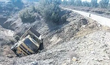 Toprak yol çöktü kamyon yan yattı