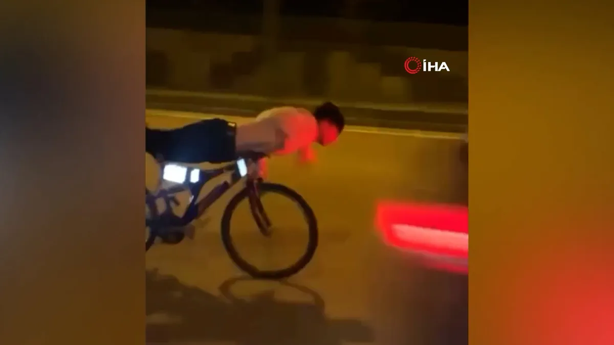 Gaziantep’te bisikletle tehlikeli hareketler ölüm getirdi: O anlar kamerada… | Video videosunu izle Gaziantep’te bisikletle tehlikeli hareketler ölüm getirdi: O anlar kamerada… | Video videosunu izle